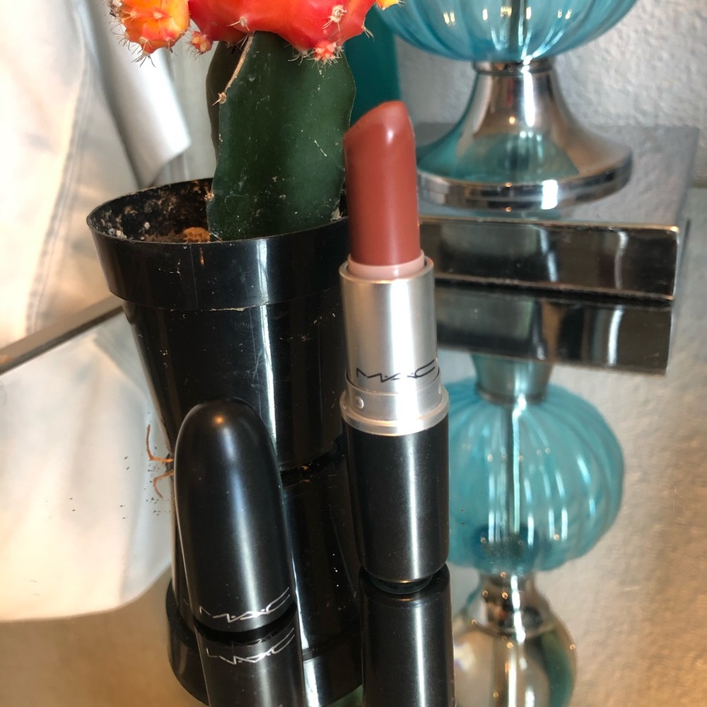 MAC TAUPE LIPSTICK